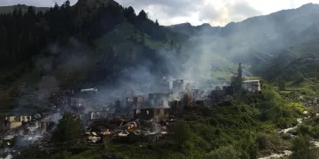 35 evin yandığı köyde, enkaz altındaki eşyalarını arıyorlar