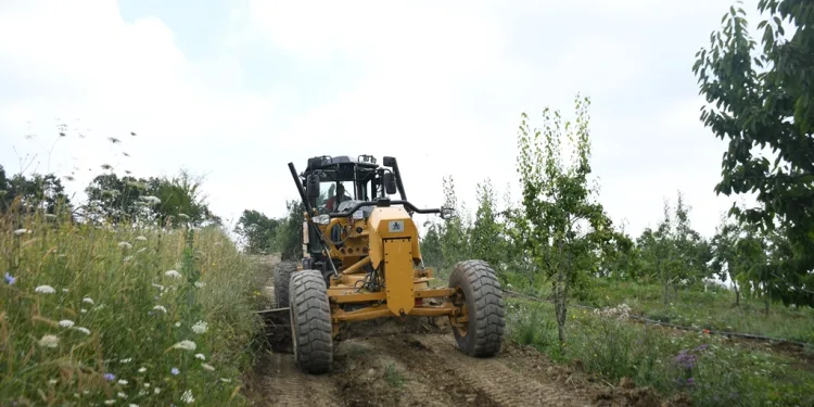 İnegöl’de 46 mahallede arazi yolları temizlendi