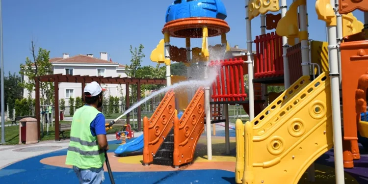 İnegöl’de bayram öncesi dezenfekte çalışması sürüyor