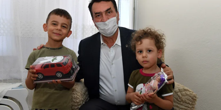 Bayramlıklar ve harçlıklar Başkan Dündar’dan