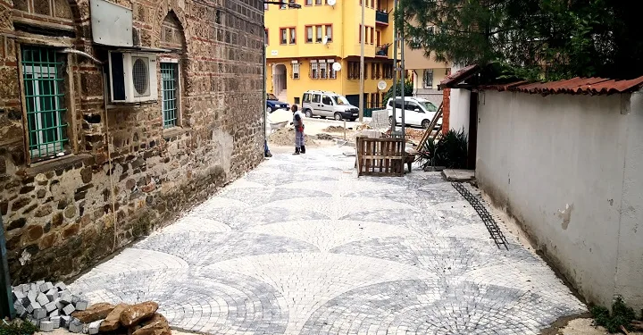 Tarihi Çukur Cami’nin çevresi güzelleşiyor