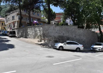Osmangazi’de yıkılan istinat duvarı onarıldı