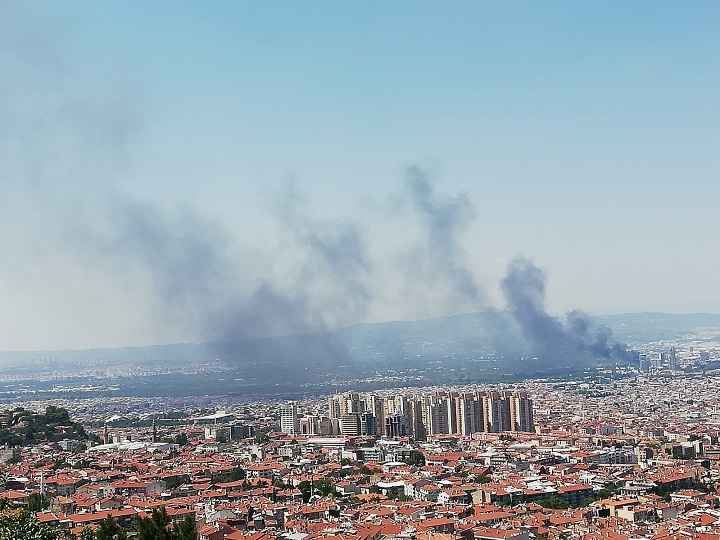 Bursa'da İstanbul Caddesi'nde yangın!