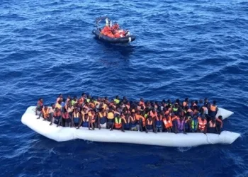 95 göçmen denizin ortasında kurtarılmayı bekliyor