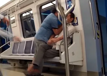 Metroda şarkı söyleme kavgası!
