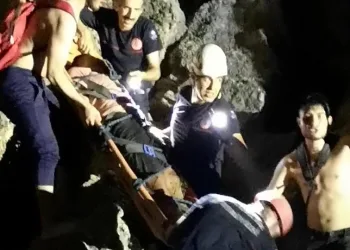 Arkadaşlarıyla şakalaşırken 20 metrelik falezlerden düştü