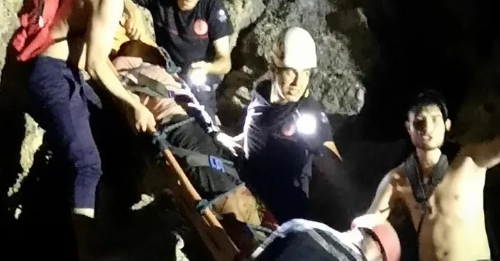 Arkadaşlarıyla şakalaşırken 20 metrelik falezlerden düştü