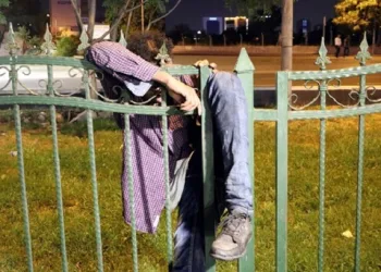 Karşıya geçmek isterken parmaklıklara sıkıştı