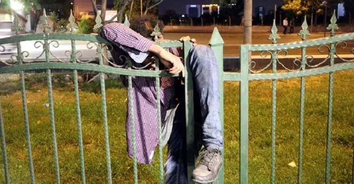 Karşıya geçmek isterken parmaklıklara sıkıştı