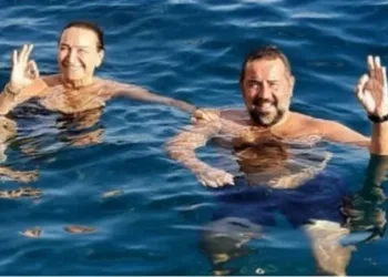 Ata Demirer ve Demet Akbağ’ın Bozcaada’da deniz keyfi!