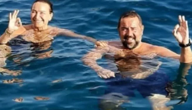 Ata Demirer ve Demet Akbağ’ın Bozcaada’da deniz keyfi!