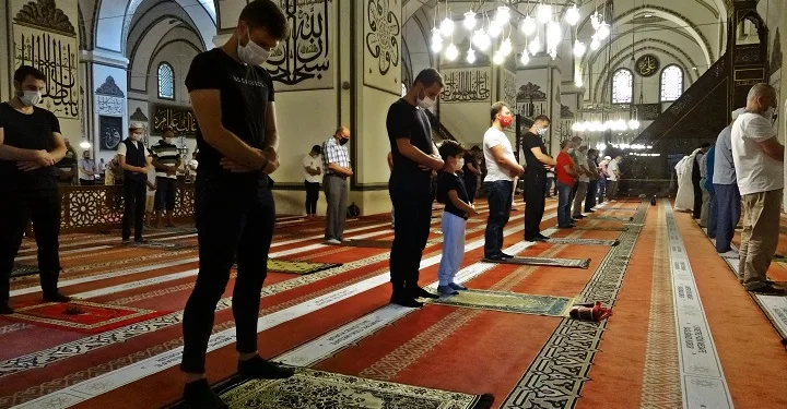 Bursa’da sosyal mesafeli bayram namazı
