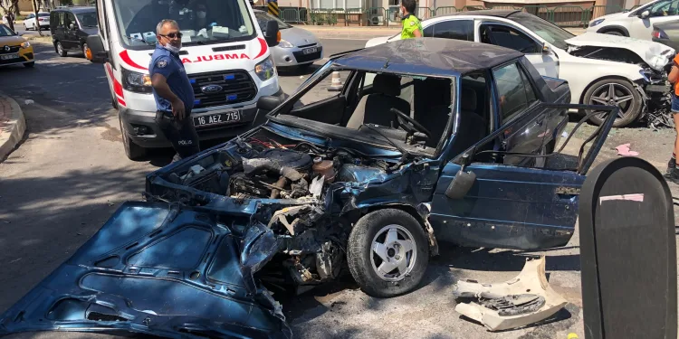 Bursa’da ‘U’ dönüşü kazası! Sürücü ağır yaralı