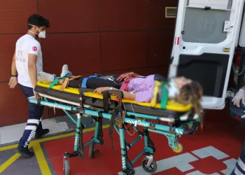Darp edilen kadını yola attılar