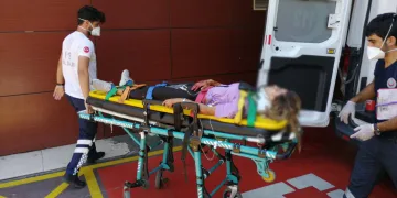 Darp edilen kadını yola attılar