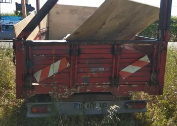 Çaldığı kamyonetle kaza yaptı, ormanlık alanda terk edip gitti