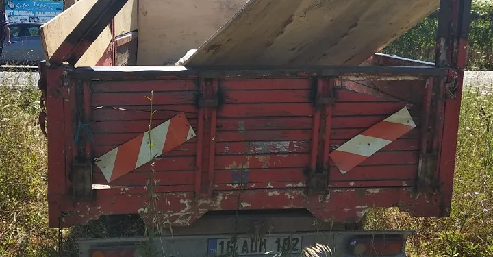 Çaldığı kamyonetle kaza yaptı, ormanlık alanda terk edip gitti