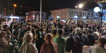 Canlı müzik için mesafe ve maske kuralını hiçe saydılar