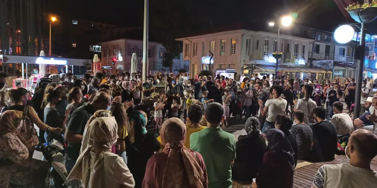 Canlı müzik için mesafe ve maske kuralını hiçe saydılar