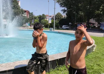 Çocukların süs havuzundaki tehlikeli eğlencesi