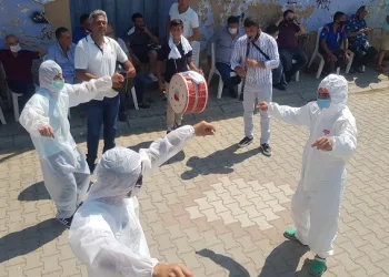 Bursa’da gelin almaya giden damat, tulum giyerek oynadı