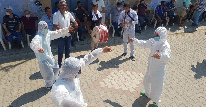 Bursa’da gelin almaya giden damat, tulum giyerek oynadı