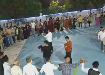 Kurallar unutuldu! 70 kişi kol kola halay çekti