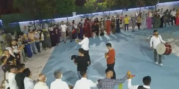 Kurallar unutuldu! 70 kişi kol kola halay çekti