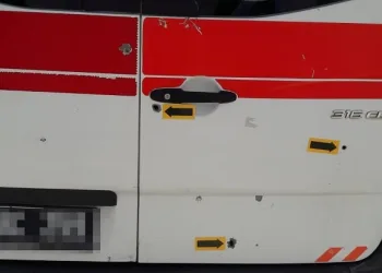 Doğum ihbarına giden ambulansı kurşunladılar