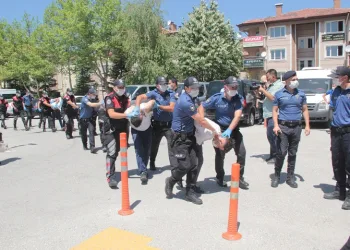 Düğün yapılan sokağa uyarıya giden polislere saldırı