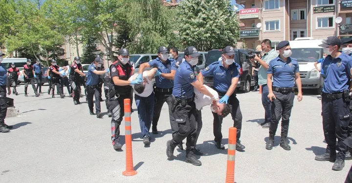 Düğün yapılan sokağa uyarıya giden polislere saldırı