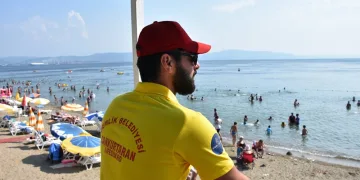 Gemlik sahillerinde cankurtaranlar göreve başladı