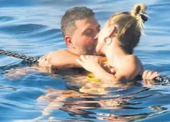 Boşanan sevgilisiyle denizde olay pozlar