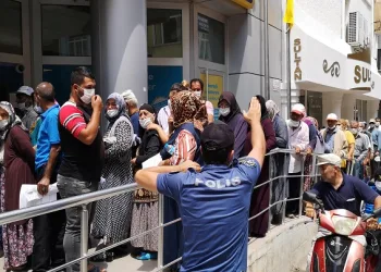Sosyal yardım için sosyal mesafeyi hiçe saydılar
