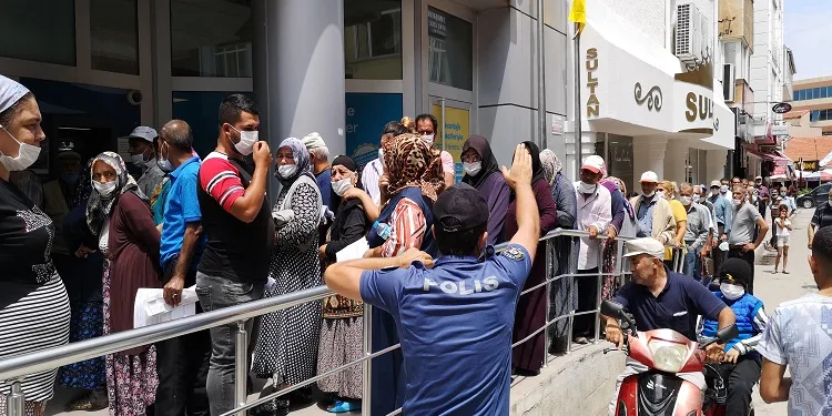 Sosyal yardım için sosyal mesafeyi hiçe saydılar