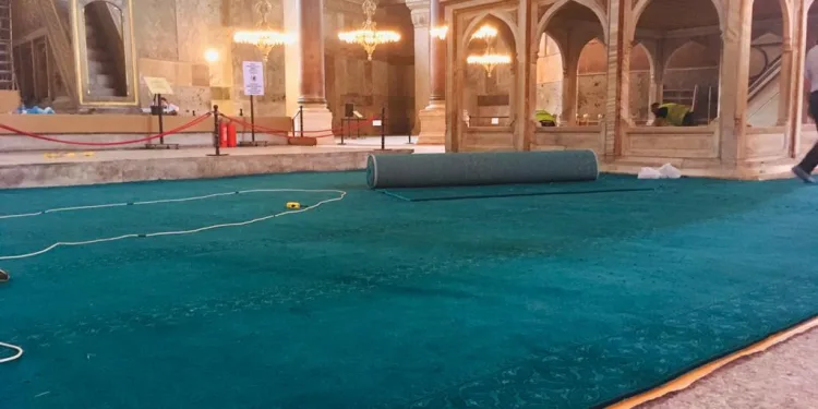 Ayasofya’nın halıları serilmeye başlandı
