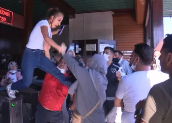 Turnikenin üstüne çıkıp uçan tekmeyle saldırdı