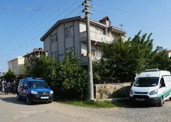 Evine bayrak asmak isterken elektrik akımına kapıldı