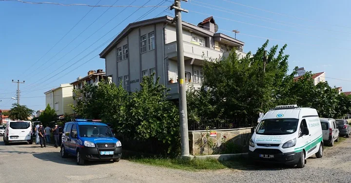 Evine bayrak asmak isterken elektrik akımına kapıldı