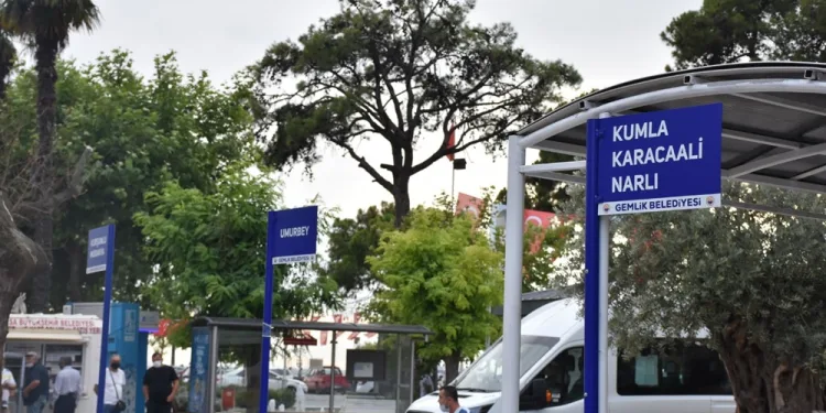 Gemlik’te otobüs durakları yenilendi