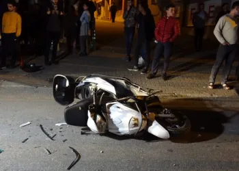 Bursa’da otomobilin çarptığı motosiklet sürücüsü ağır yaralandı