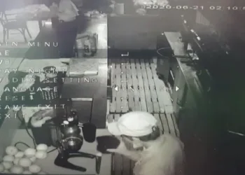 Hırsızlık için girdiği büfede portakal suyu sıkıp içti