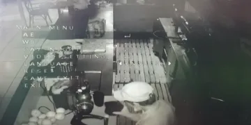 Hırsızlık için girdiği büfede portakal suyu sıkıp içti