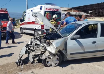 Bursa’da otomobiller kafa kafaya çarpıştı