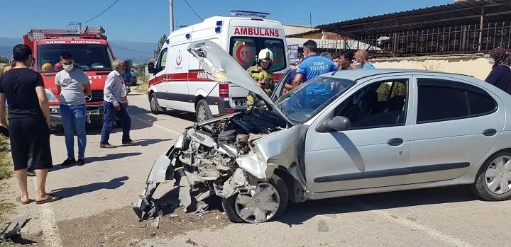 Bursa’da otomobiller kafa kafaya çarpıştı