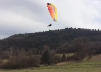 İniş yaparken paraşütü ağaca takılan sporcu yaralandı