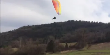 İniş yaparken paraşütü ağaca takılan sporcu yaralandı