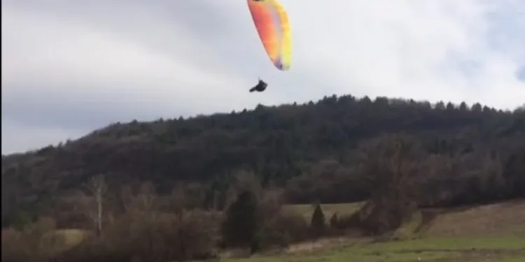 İniş yaparken paraşütü ağaca takılan sporcu yaralandı