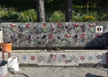 Kadınlardan hayrat çeşmesine mozaik işlemesi