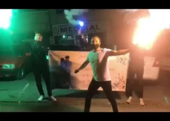 Korona tedavisi gören kız arkadaşına doğum günü sürprizi
